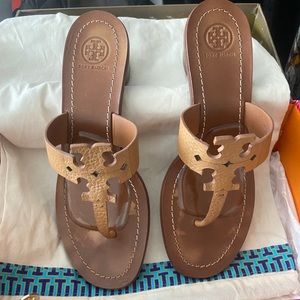 Tory Burch T- sandals with a heel.